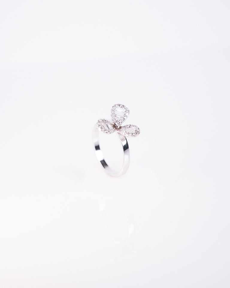 Ring diamond white flower