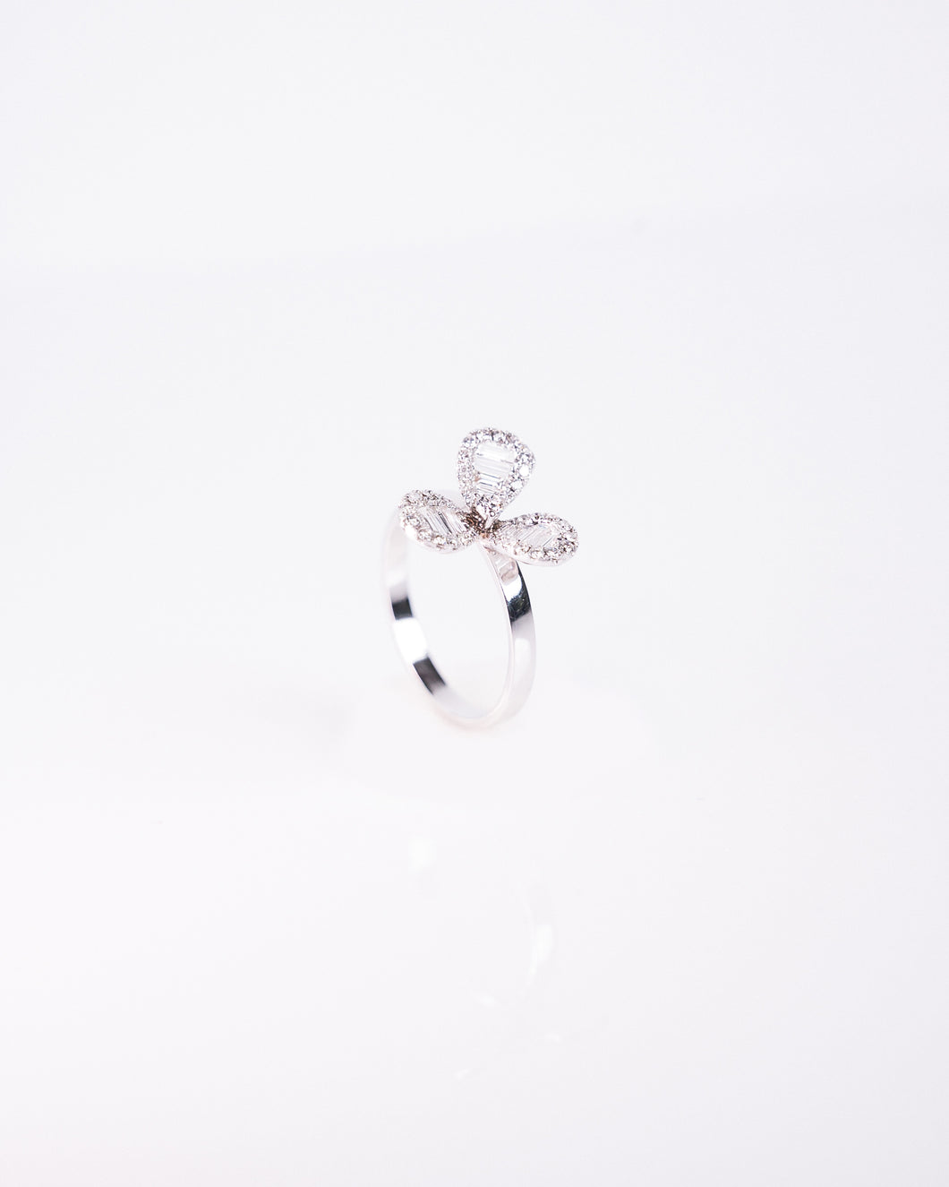 Ring diamond white flower